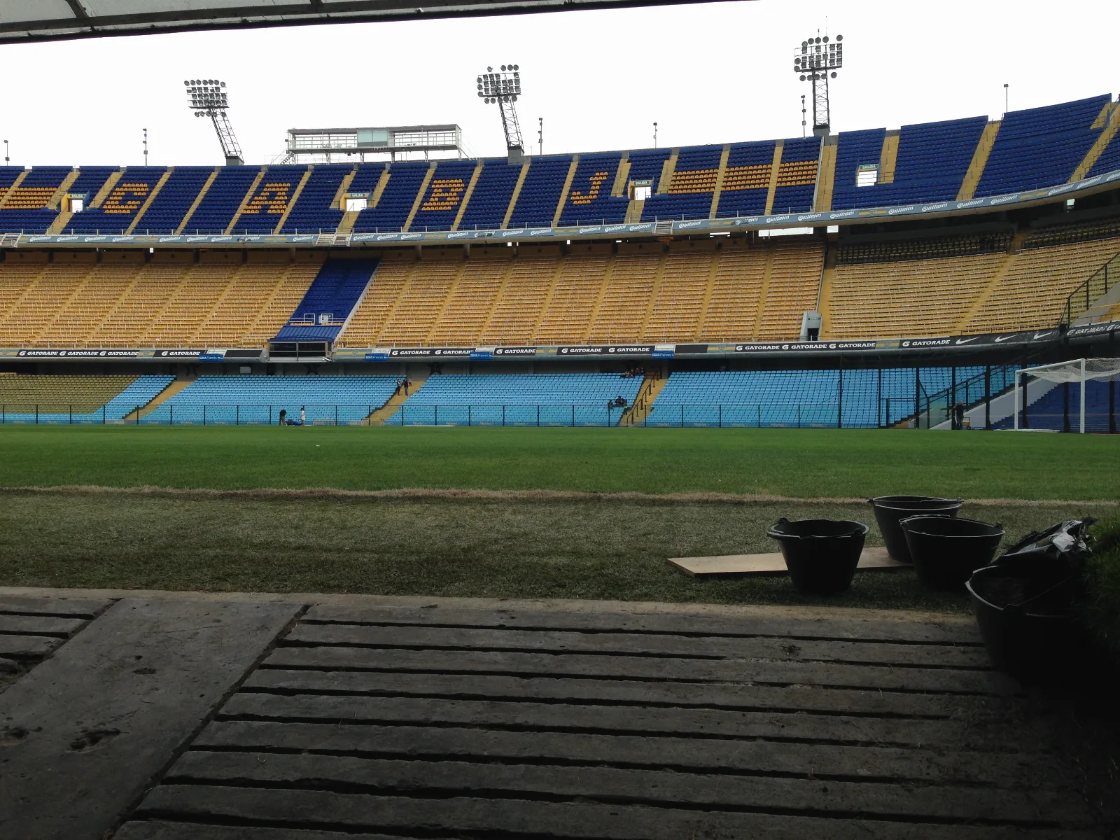 Vista del estadio de Barracas Central con la bandera de Boca Juniors flameando en la tribuna