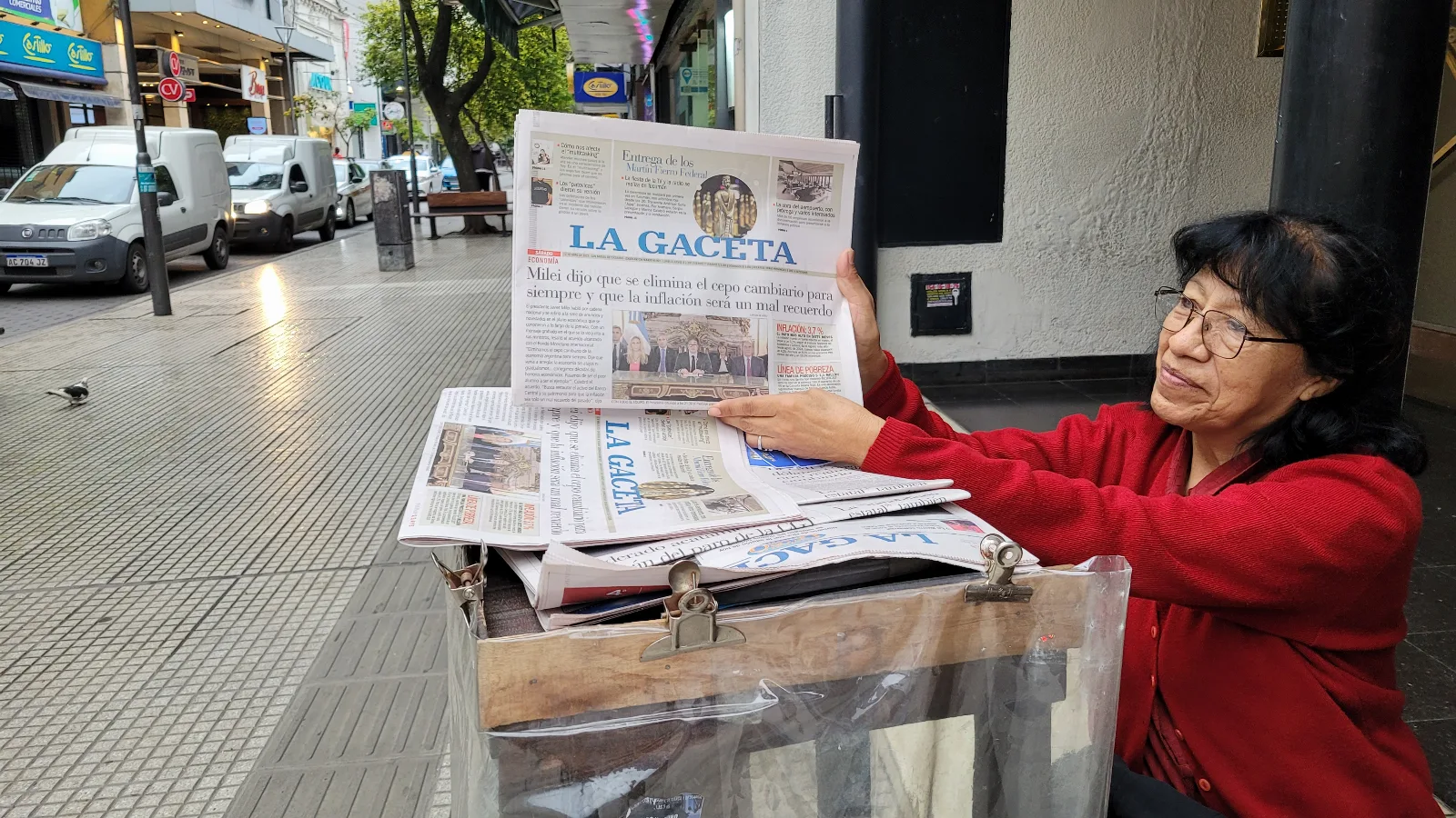 Oficial de policía de San Juan labrando una multa de contravención en la calle