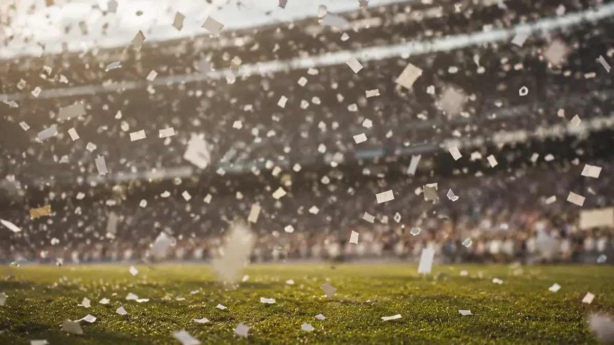 Papel picado cayendo en el aire sobre una cancha de fútbol