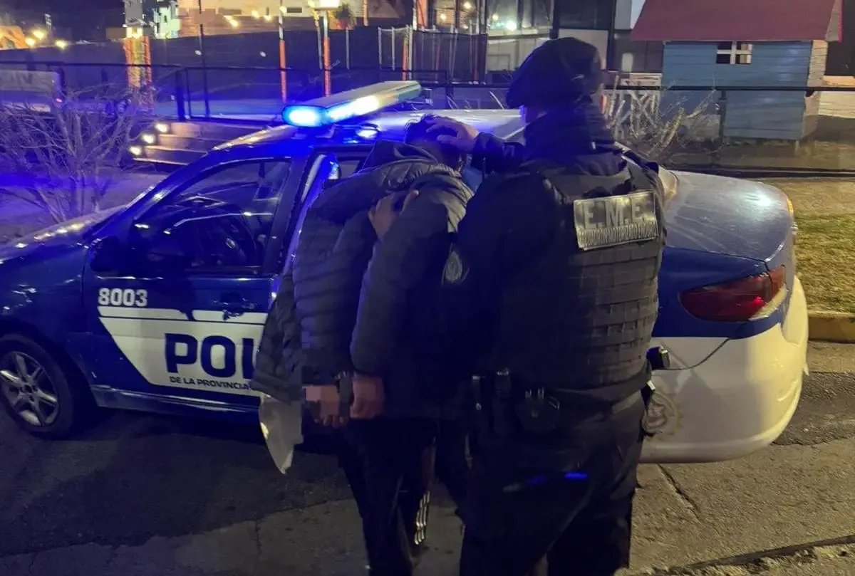 Carlos Paz: joven de 18 años intentó escapar en moto, manejó en contramano y quedó detenido