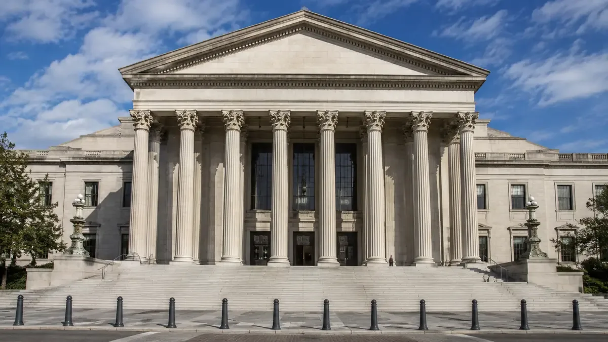 Fachada de un edificio judicial genérico con columnas clásicas