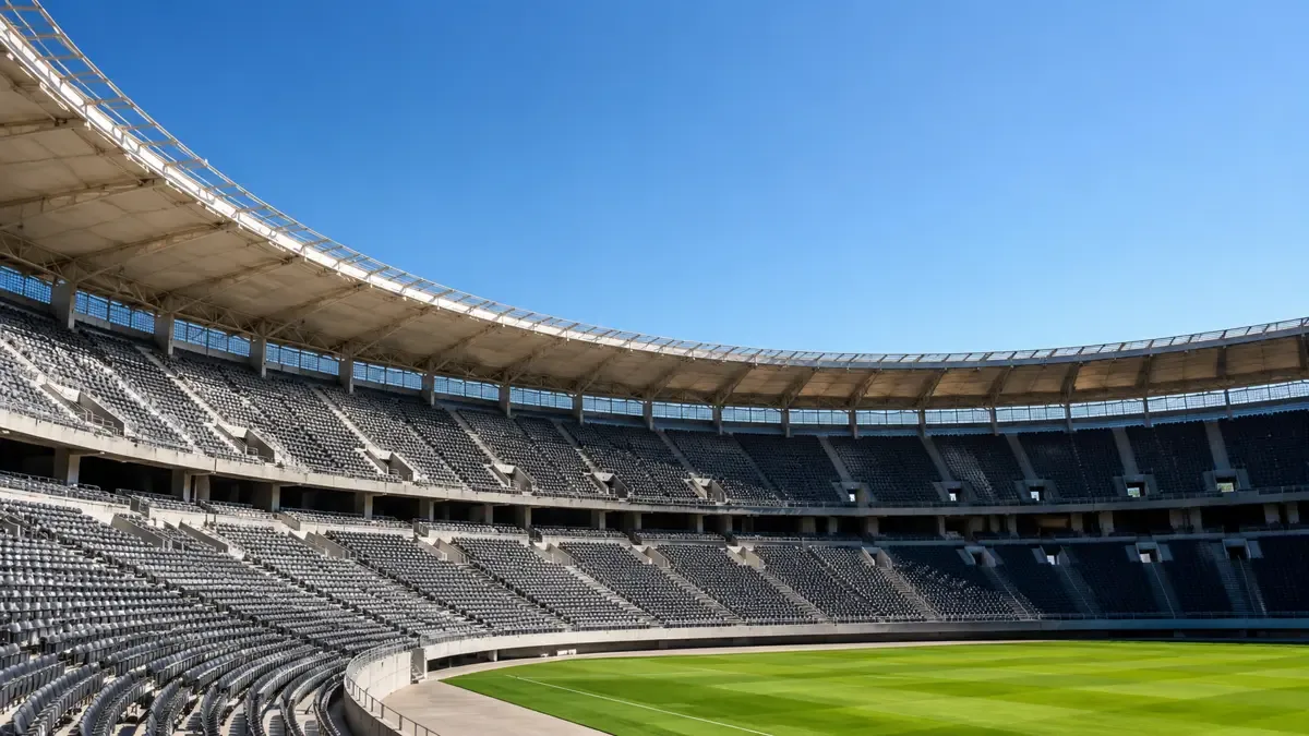 Gradas vacías de un estadio de fútbol bajo cielo despejado