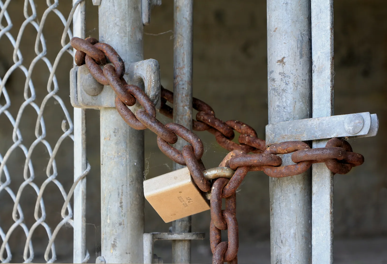 Primer plano de un candado metalico cerrado, simbolo de seguridad