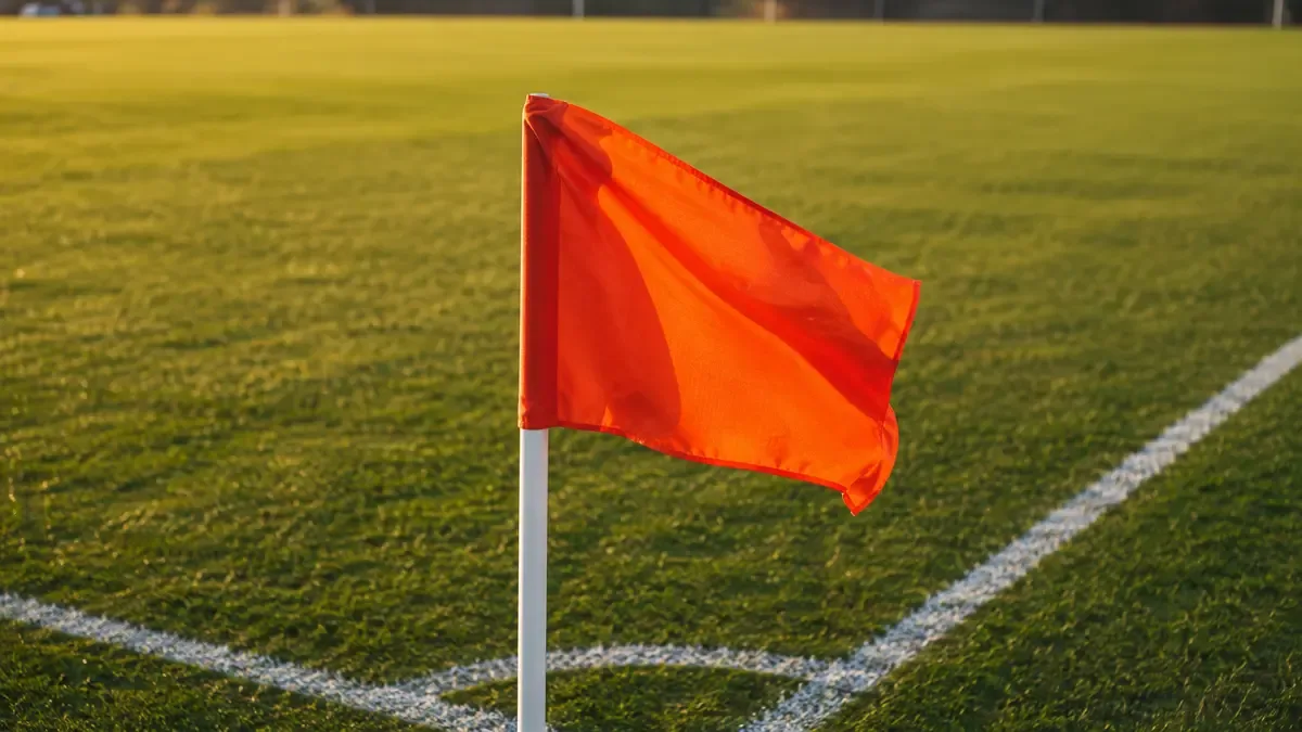 Banderín de córner ondeando en el borde de una cancha