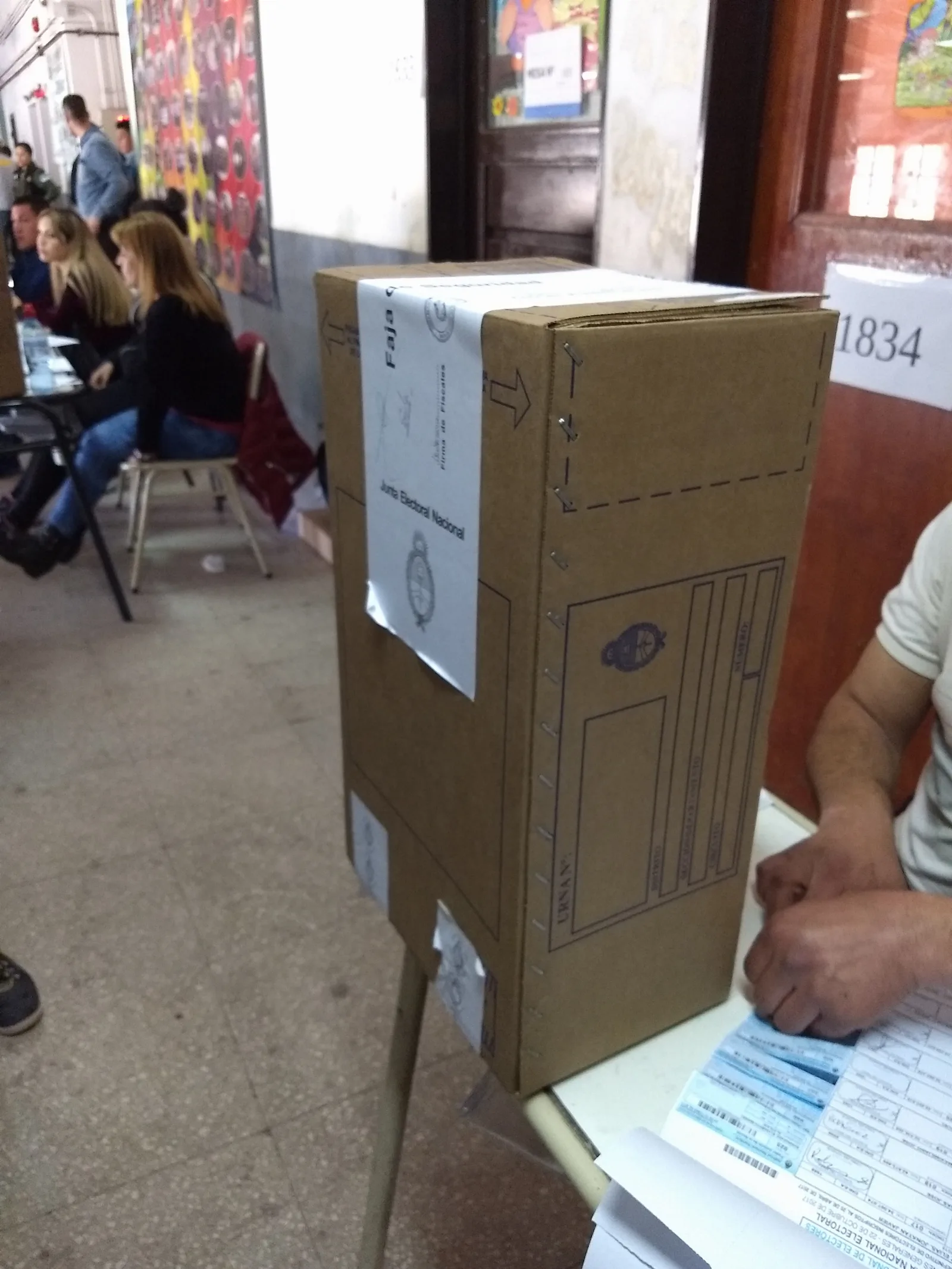 Urna electoral durante una votación en Argentina