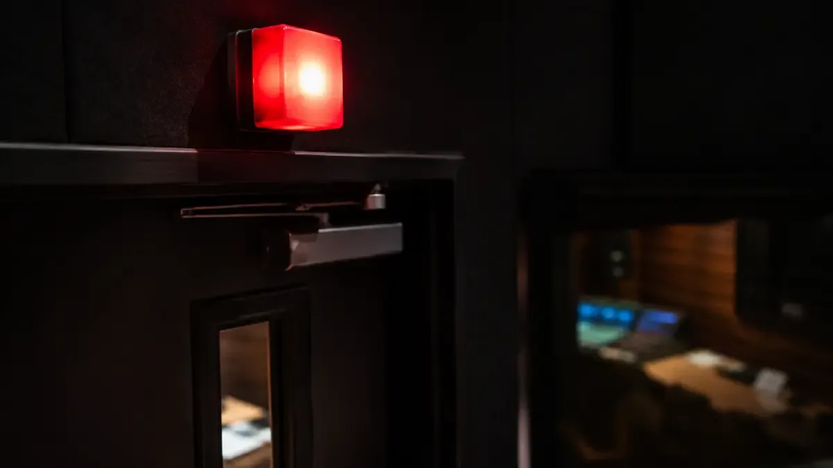 Luz roja encendida sobre la puerta de un estudio de television