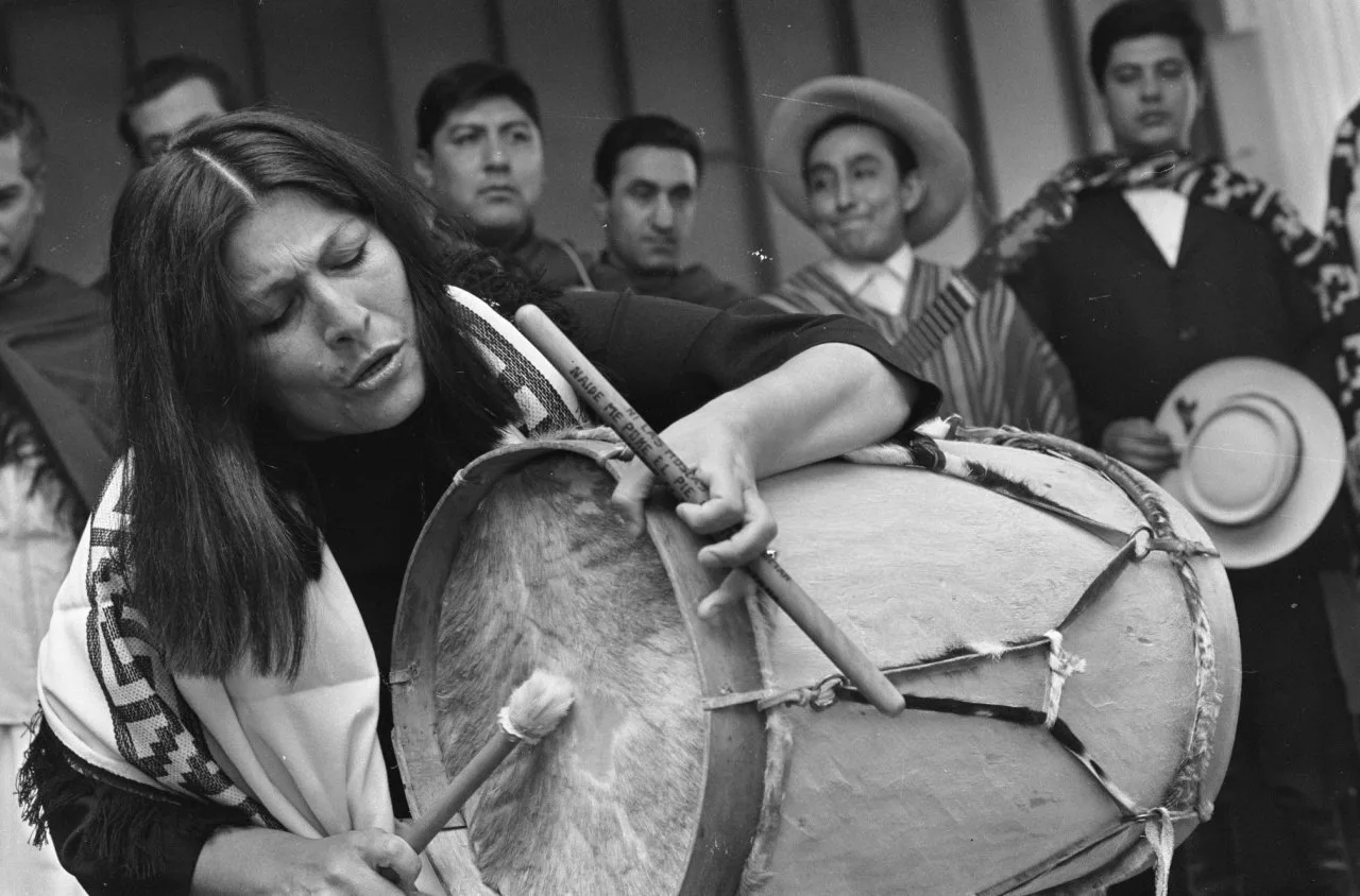 Mercedes Sosa en 1967, retrato de la cantante folklórica argentina conocida como «La Negra».