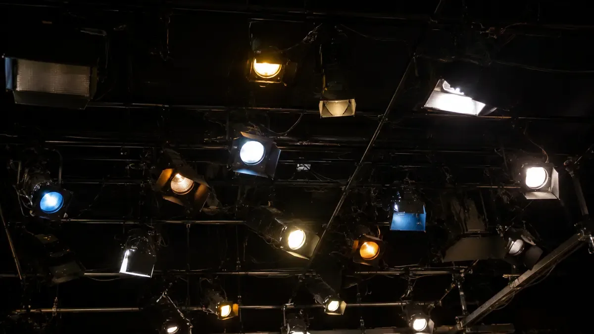 Tachos y filtros de colores en la parrilla de luces de un estudio vista desde abajo